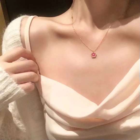 Small Peach Blossom Necklace for Women Sweet Delicate Gold Color Clavicle Chain - Picture 2 of 8